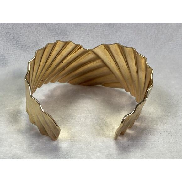1980s Avon Gold Tone Crinkle Cuff Bracelet and Pierced Earrings Vintage - Picture 5 of 15